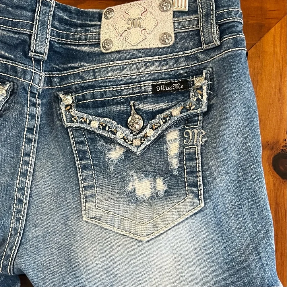 MISS ME: Distressed Mid-Rise Easy Shorts - Picture 2 of 8